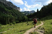 96 Rientriamo, chiudendo il lungo anello, al parcheggio delle Baite di Mezzeno (1570 m)